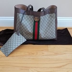 💯 Gucci GG Supreme Tote